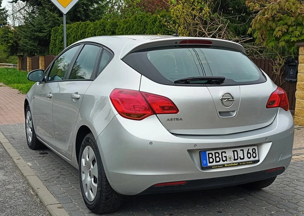 Opel Astra cena 28500 przebieg: 133000, rok produkcji 2010 z Połaniec małe 631